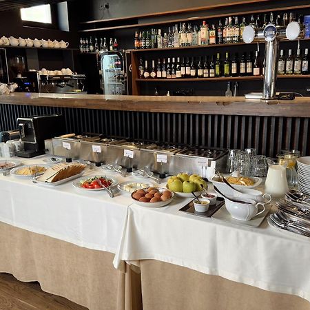 איוונו-פרנקיבסק Nebos Hotel & Restaurant מראה חיצוני תמונה