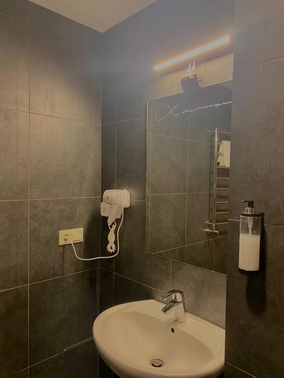 איוונו-פרנקיבסק Nebos Hotel & Restaurant מראה חיצוני תמונה