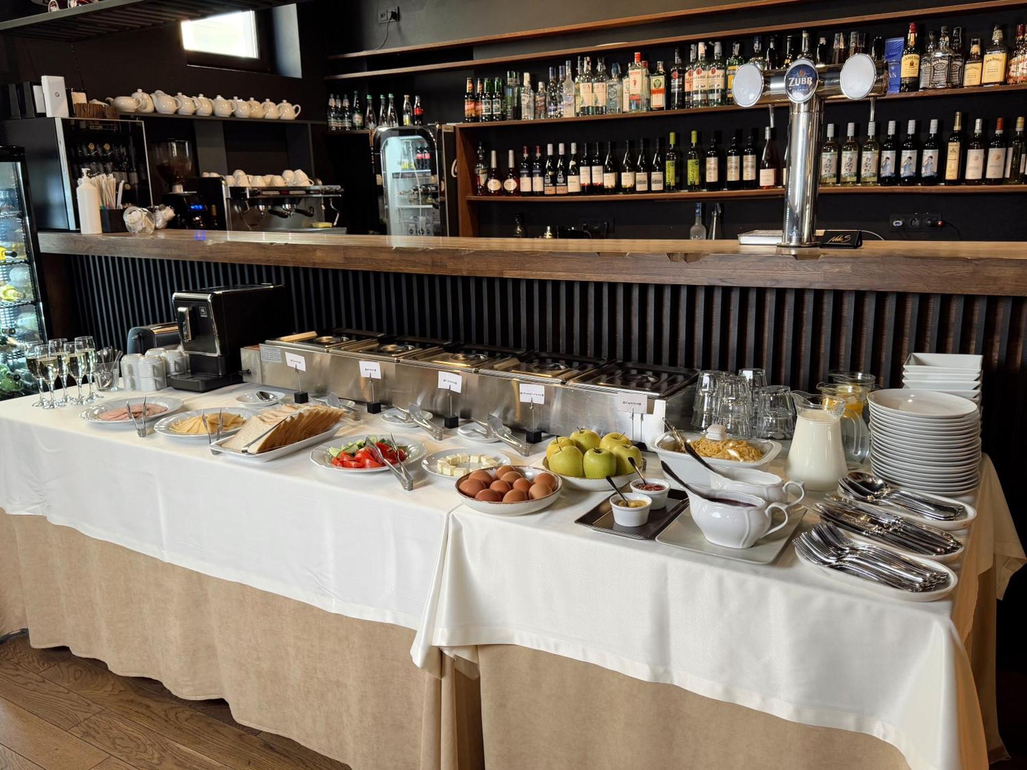 איוונו-פרנקיבסק Nebos Hotel & Restaurant מראה חיצוני תמונה